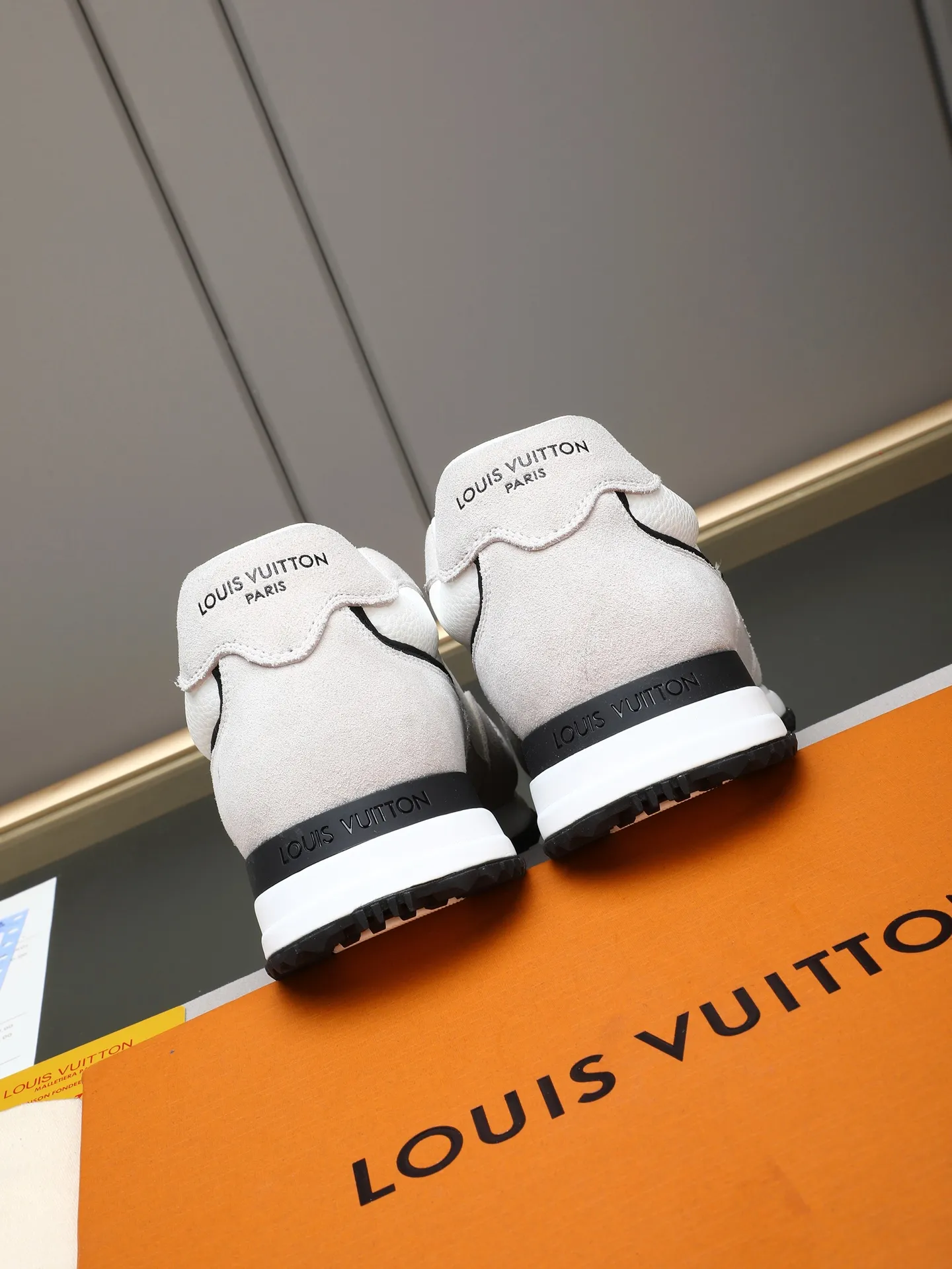 PP600 Louis Vuitton LV Run Men's Sports Shoes LV Run men's sports shoes are made of cowhide leather, low-key and luxurious. The tongue and heel are embellished with classic logos, giving it a full sense of hierarchy. The rubber sole has strong grip and wear resistance, suitable for daily wear or light sports scenes, and has a full sense of quality🎬size: 39-44 (customized at 38.45.46)